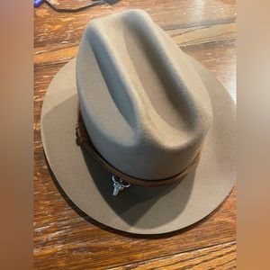 The Roads Men’s hat. New without tags. Never been worn. Size 61